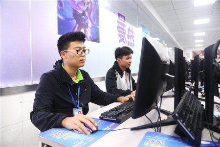 西安新華電腦軟件學(xué)校 引領(lǐng)計(jì)算機(jī)技術(shù)培訓(xùn)的專業(yè)學(xué)府